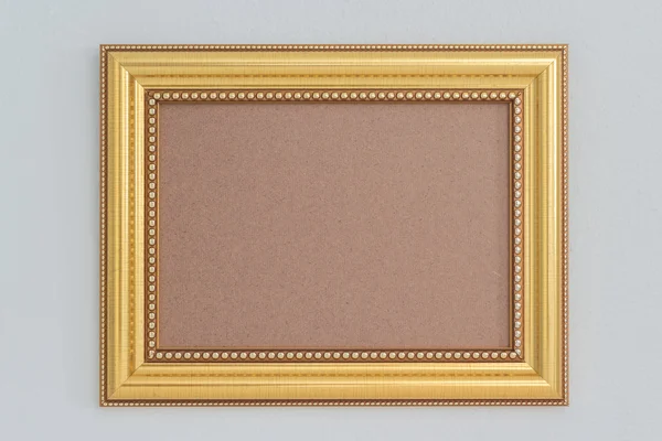 Antieke gouden frame geïsoleerd op een witte muur — Stockfoto