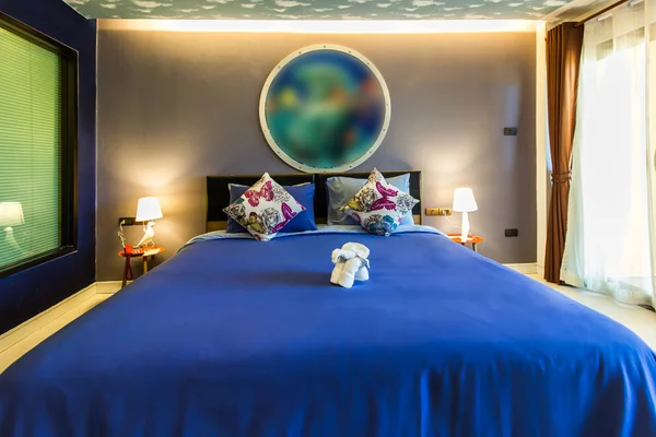 Современный стиль гостиной с кроватью — стоковое фото