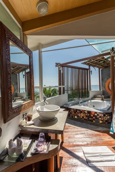 Interior del baño de diseño moderno con vistas al mar — Foto de Stock