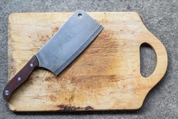 Stor kniv på rought trä huggkubben — Stockfoto