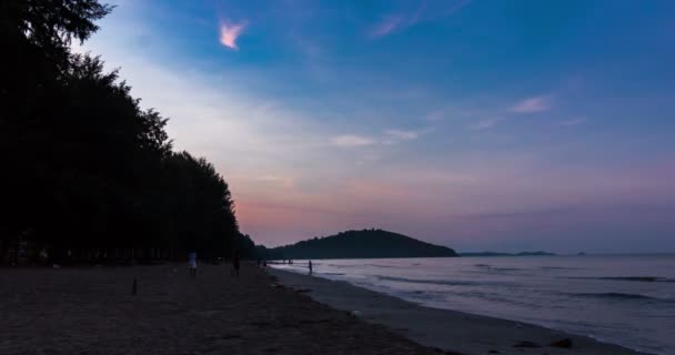 Timelapse Nuvem Passando Enquanto Luz Mudando Manhã Praia Tailândia — Vídeo de Stock