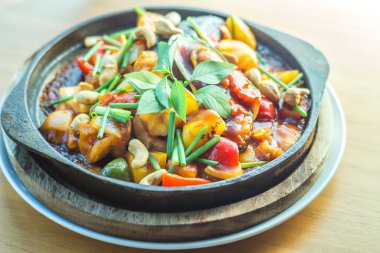 Tatlı ve ekşi soslu kızarmış deniz ürünleri ile kaşu somun