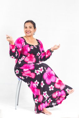 Colotful elbise ile tombul kadın Tay 