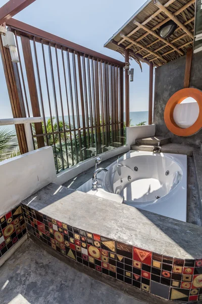 Interior del baño de diseño moderno con vistas al mar — Foto de Stock