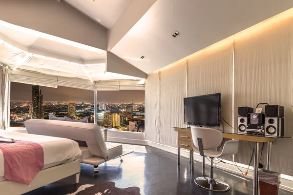 Yatak odası modern tarzı yüksek Bangkok şehir manzarasına sahip — Stok fotoğraf