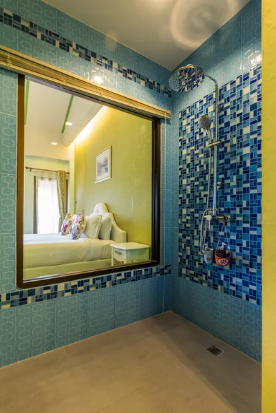 Style moderne de salle de bain, douche sur le mur de motif bleu — Photo