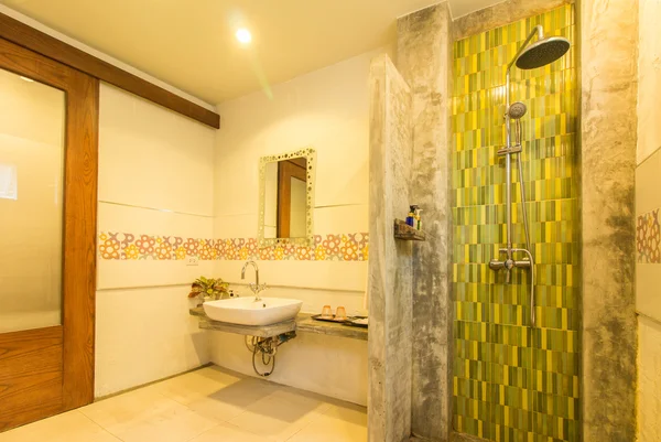 Сучасний стиль ванної кімнати з дерев'яними дверима — стокове фото