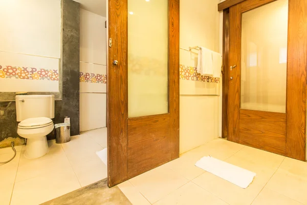 Modernes Badezimmer Mit Holztür Ferienort Thailand — Stockfoto