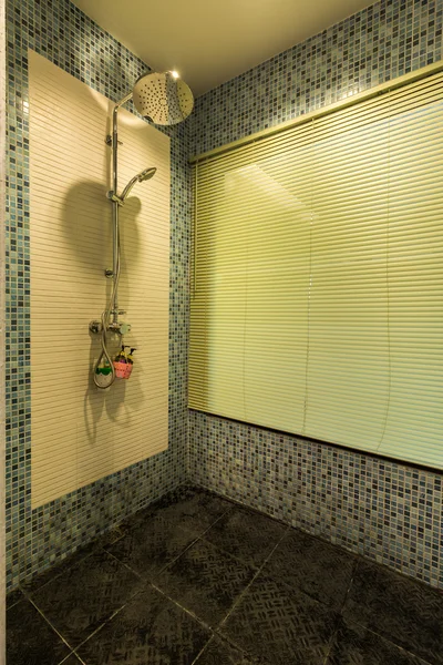 Modern Stílusú Fürdőszoba Zuhanyzó Sárga Mintás Fal — Stock Fotó