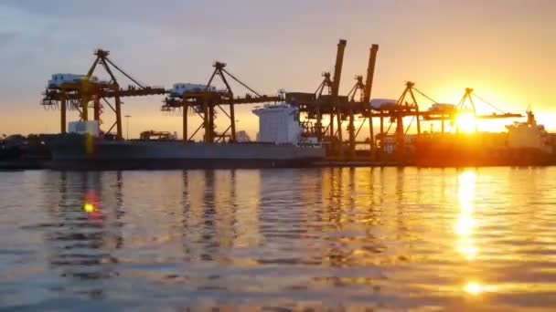 Velocidade Vídeo Luz Solar Manhã Com Ondulação Porto Industrial Tailândia — Vídeo de Stock