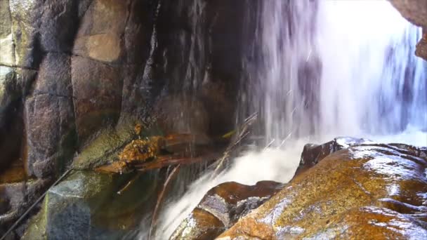 Νερό Από Τον Καταρράκτη Που Ρέει Μέσα Από Μεγάλο Βράχο — Αρχείο Βίντεο