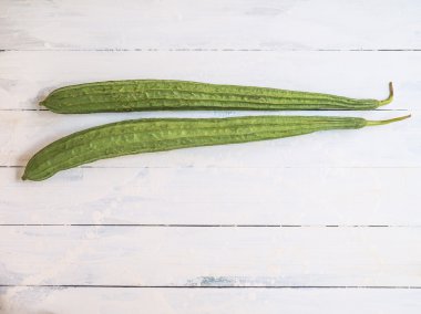 Beyaz ahşap arka plan üzerinde Sırt kanı