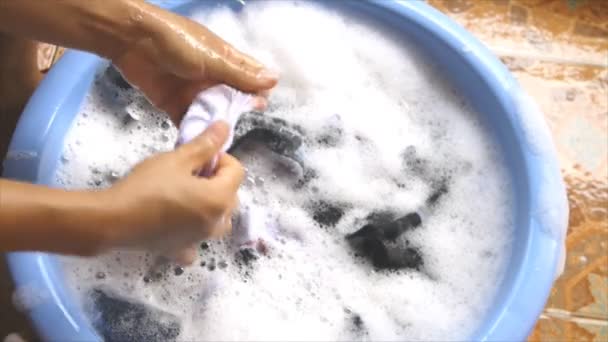 手洗いによる流域の靴下のクローズ アップ — ストック動画