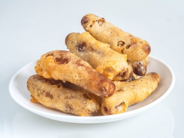 Beyaz arka planda beyaz tabakta gevrek muz..