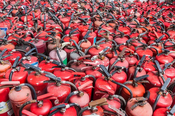 Antigos e não utilizados extintores de incêndio — Fotografia de Stock