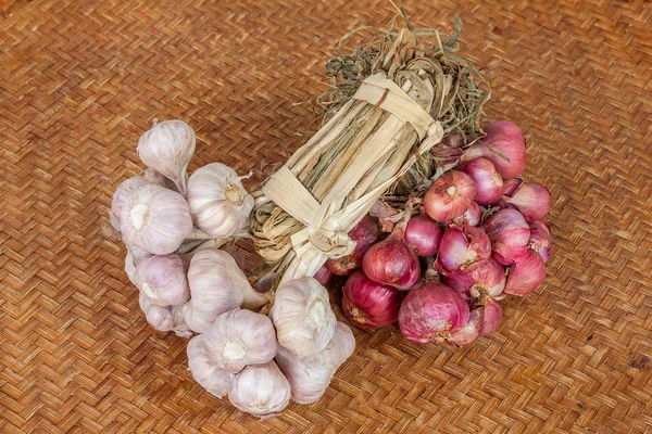 Ramo de ajo y chalota — Foto de Stock