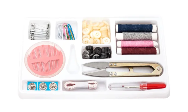 Kit de costura, agulhas, botão, linha em uma caixa branca — Fotografia de Stock