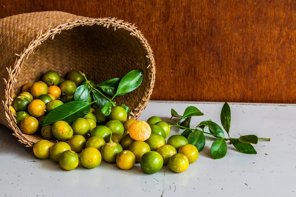 Lime in cesto di vimini — Foto Stock