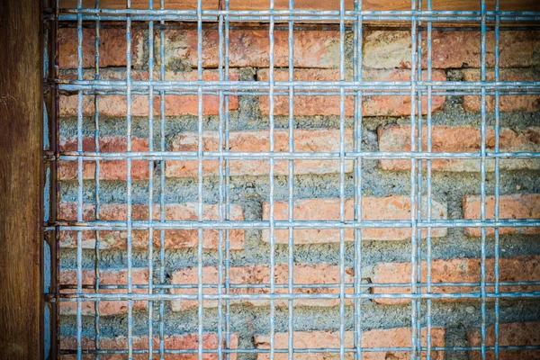 Mur de brique et cage en acier — Photo