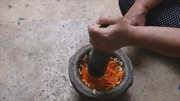 Batendo molho de pimenta tailandesa — Vídeo de Stock