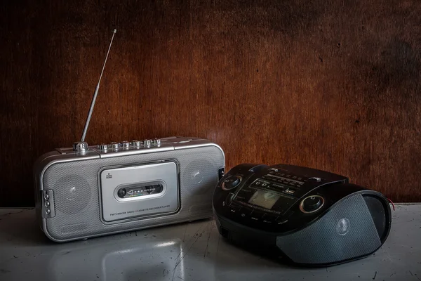 Старые кассеты и радио-проигрыватель — стоковое фото