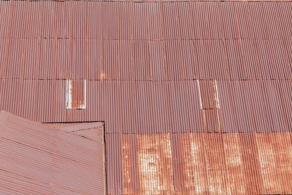 Antigo telhado de ferro galvanizado na Tailândia — Fotografia de Stock