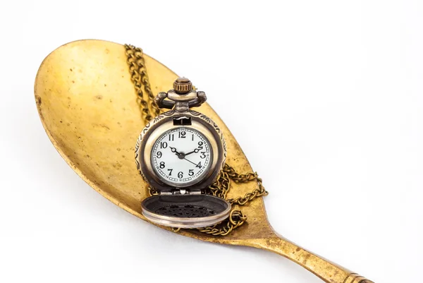 Reloj pequeño con cadena en cucharón de latón —  Fotos de Stock