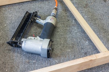 Eski hava nailer ahşap çerçeve tablo