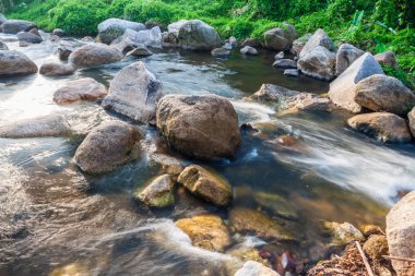 Rock ile doğa küçük şelale