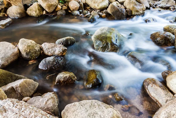 Natura piccola cascata con roccia — Foto Stock