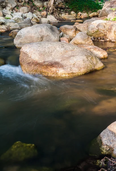 自然石と小さな滝 — ストック写真