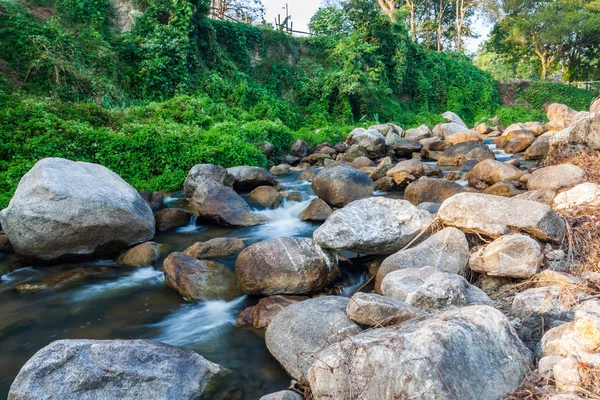 Natura piccola cascata con roccia — Foto Stock