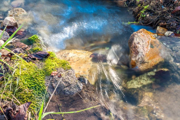 Naturaleza cascada pequeña con roca —  Fotos de Stock