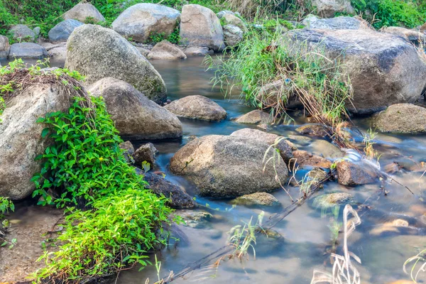自然石と小さな滝 — ストック写真
