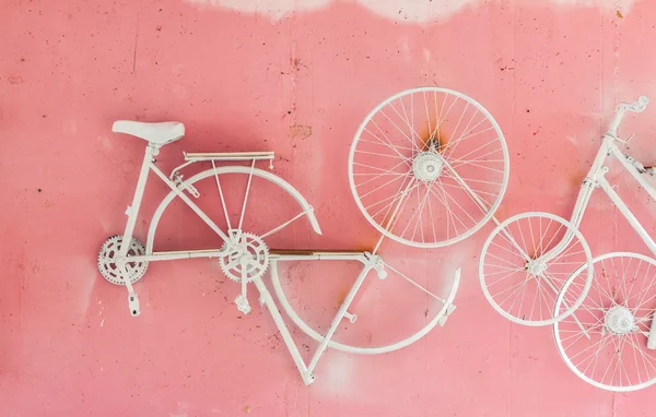 Partie du vélo accrochée au mur rose — Photo