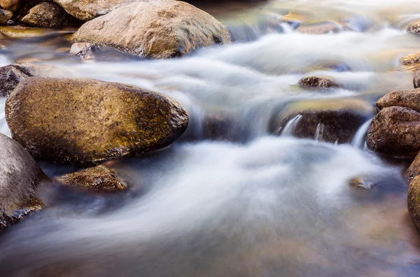 Natur litet vattenfall med rock — Stockfoto