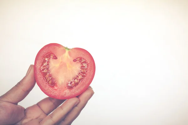 Demi-coupe de pomme de terre rouge à la main humaine — Photo