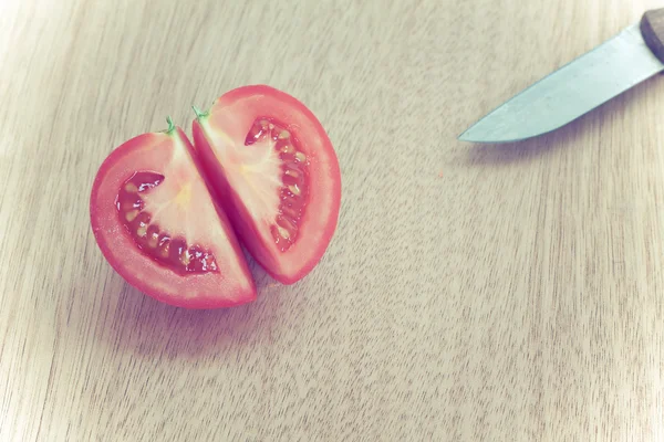 Couteau demi-coupé de pomme de terre rouge, ressemblant à un cœur, avec couteau — Photo