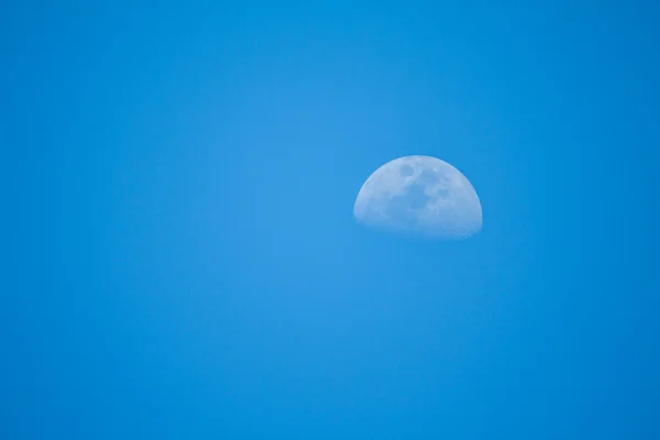 湛蓝的天空，与半个月亮 — 图库照片