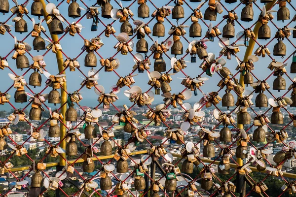 Las cerraduras de amor son un símbolo de amor para los jóvenes y turistas — Foto de Stock