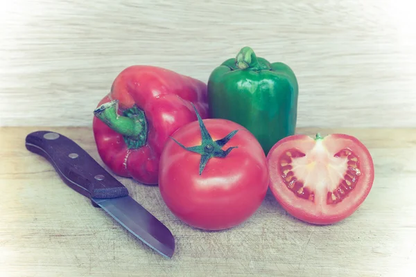 Tomato,sweet pepper and knife — Stock Photo, Image