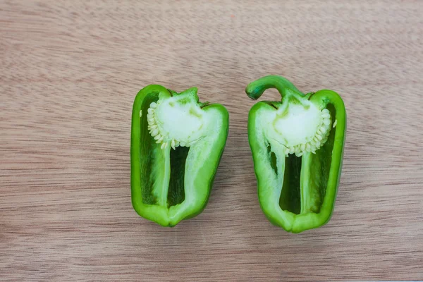 Cleaved green sweet pepper — Stock Photo, Image
