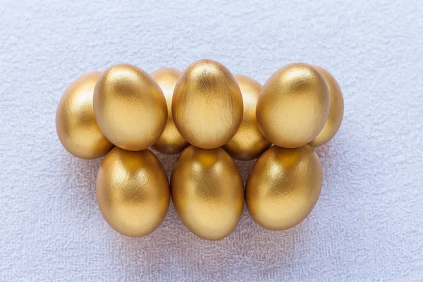 Стопка золотых пасхальных яиц — стоковое фото