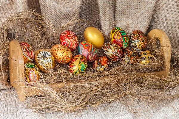 Barevný malovaný velikonoční vajíčko na seno — Stock fotografie