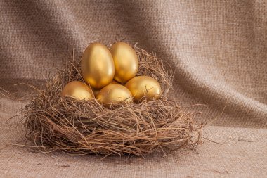 Altın Paskalya yortusu yumurta yuvada yığını