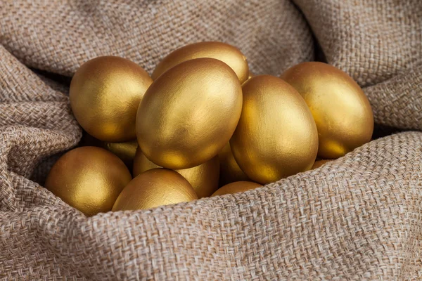 Yığın altın Paskalya yortusu yumurta — Stok fotoğraf