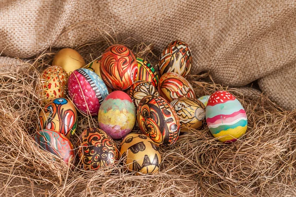 Easter egg saman renkli boyalı — Stok fotoğraf