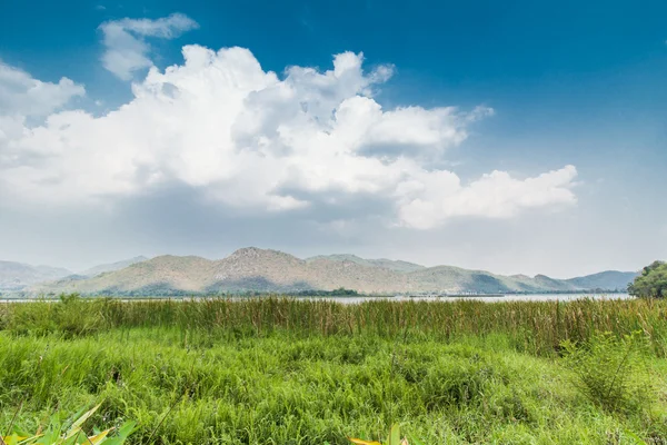 Vista paisagem de montanha e céu perto do reservatório — Fotografia de Stock