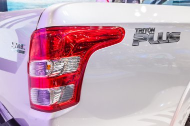 Mitsubishi Triton artı, köşe şekli arka kapaklı sonundaki