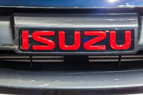 Logo značky Red Isuzu na černém na předním panelu vozu — Stock fotografie